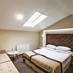 наталія 18 Готель